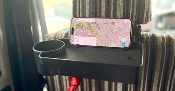 【ダイソー】550円の後席トレイを試す - シートとスマホケースに相性問題アリ