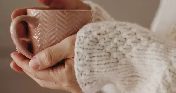 脳や内臓に「休め」の信号を届けるために、まず温めたい体の部位とは