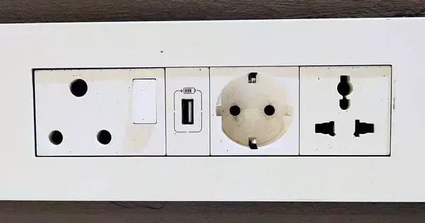 W杯遠征前に要確認！　コンセント形状・電圧・航空機内モバイルバッテリーの基礎知識