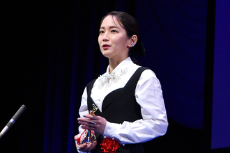 吉岡里帆、平和な日本を「守っていかないと」日本映画批評家大賞でスピーチ