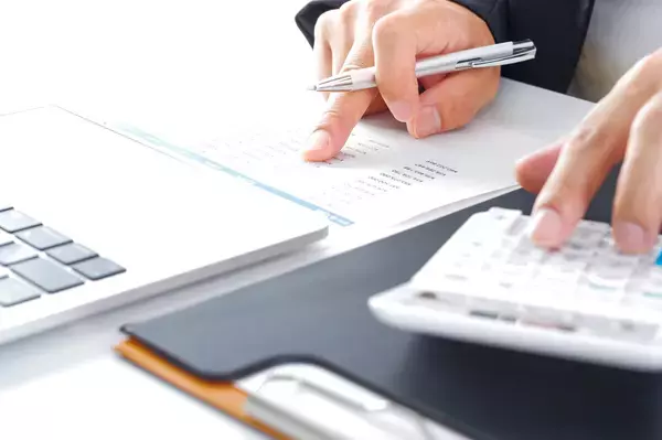 【完全ガイド】個人事業主に税務調査が来る基準とは？慌てないための帳簿術を解説