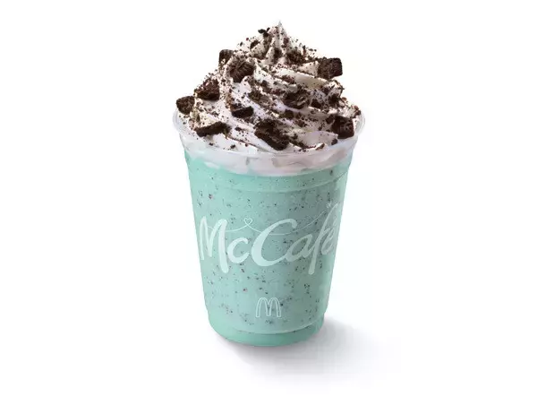 【マクドナルド】「クッキー＆チョコミントフラッペ」がリニューアル復活! 爽やかミントにココアクッキーのザクザク食感、新TVCMはHANAのJISOO&YURI