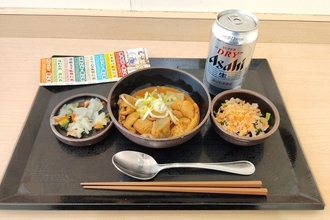 1000円くらいで1杯飲んで帰りたい 第4回 【もつ次郎】ゆで太郎の弟分! 「もつ呑みセット」はもつ煮・おみ漬け・おひたし・缶ビールで820円 - 温かい雰囲気にも癒やされた