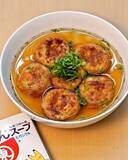 「【簡単レシピ】冷凍たこ焼きをヒガシマルのうどんスープに入れるとあのご当地グルメに -「お、そんな利用方法が!」「美味しすぎてガチ神」と話題」の画像1