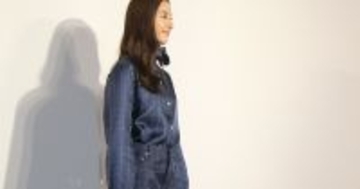 新木優子、スラリとした美脚で魅了　シルクチェックのセットアップ着こなす