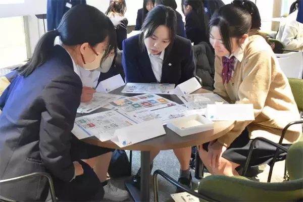 マイナビ、都立日比谷高校の生徒とキャリアイベントを実施 - カードゲームで社会課題の解決策を学ぶ