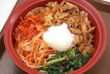 「とろ〜りおんたま×野菜たっぷり! すき家新作「おんたまビビンバ牛丼」は大満足の一杯」の画像1