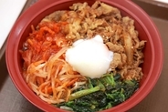 とろ〜りおんたま×野菜たっぷり! すき家新作「おんたまビビンバ牛丼」は大満足の一杯
