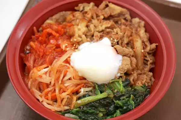 とろ〜りおんたま×野菜たっぷり! すき家新作「おんたまビビンバ牛丼」は大満足の一杯