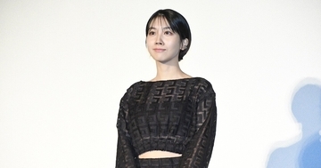 松本穂香、お腹チラリな透け感ドレスで美脚のぞかす　2023年は漢字1文字で「穏」