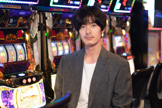 妻との関係も冷え切り、会社では横領に手を染めた夫――塩野瑛久が役を“理解できなかった”理由とは? 有村架純と初共演で夫婦役「お互いの視点から関係性を掘り下げることで…」　