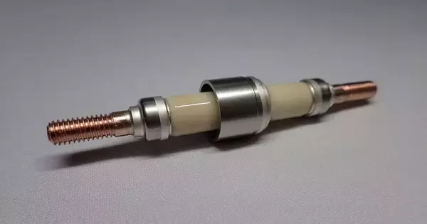 京セラとJAXA、液体水素用の高電流対応電流導入端子とコネクタを開発