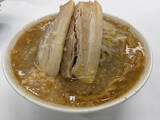 「【セブン‐イレブン】総重量約810g! 背徳感満載の冷凍食品「濃厚G系ラーメン」発売 - 極太ワシワシ麺×背脂ニンニクスープ」の画像1