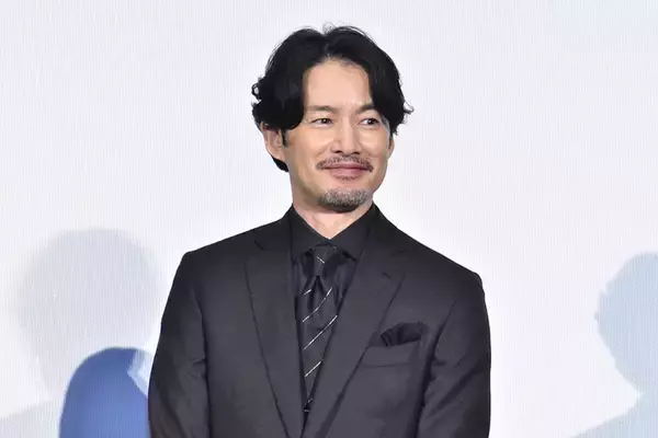 竹野内豊、55歳の誕生日に寄せて…山田孝之・玉木宏・田中麗奈が「癒される」「優しい気遣い」「救われた」　共演者が称賛する人柄と魅力
