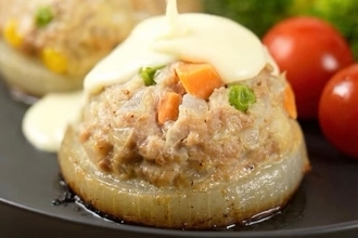 【これ真似したい!】淡路島のたまねぎを“器”にしてハンバーグを詰めたら……絶品「オニオンリングハンバーグ」に! 作り方は?