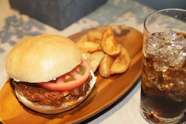 ハンバーガー&ポテト&コーラのセットで新たな食の価値創造に挑戦! 日清食品が挑む「トヨタ・ウーブン・シティ」での実証実験