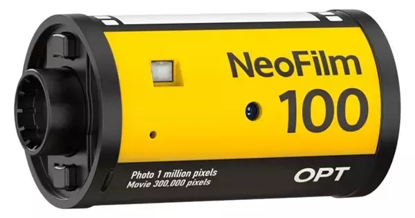 まさかのフィルム型デジカメが登場！　パトローネを忠実に模した「OPT100 Neo Film」
