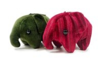 コメダ珈琲店×ドムドムハンバーガーのコラボ福袋が登場! ソファー柄生地の「どむぞうくん」ぬいぐるみ付き