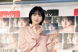 KARA知英、美脚際立つミニスカで登場　カレンダーの“珍しい写真”とは「いろんな私を見て欲しい」