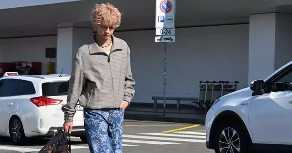 髙橋海人がエトロの最新コレクションでミラノに到着、バッグには自らデザインしたペイズリーナを