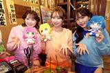 「マリンちゃんの水着や金髪をイメージ!? SEAガールズの“ミスマリン”一ノ瀬のこ・“ミスワリン”後藤真桜・“ミスウリン”西野夢菜、約2年半越しに実現した「磯丸水産」×「海物語」注目メニュー語る」の画像1