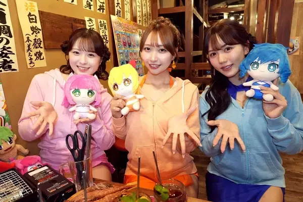 マリンちゃんの水着や金髪をイメージ!? SEAガールズの“ミスマリン”一ノ瀬のこ・“ミスワリン”後藤真桜・“ミスウリン”西野夢菜、約2年半越しに実現した「磯丸水産」×「海物語」注目メニュー語る