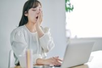 「隠れ残業」が静かに組織を蝕む――その実態とリスクとは? - 社労士が解説