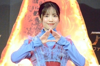 島崎遥香、“青×赤”の華やか衣装で魅了「『アバター』を意識した衣装を…」