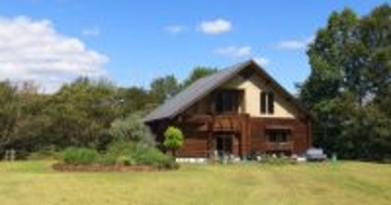 年収2,000万円以上の約4割が別荘購入に意欲的、インバウンド殺到で高騰する宿泊料が背景に