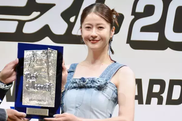 松本若菜、お腹もチラリ　美肌のぞくデニム衣装は授賞式のために作られた“特別な一着”