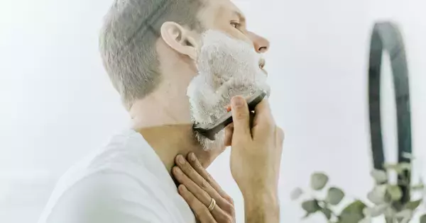 毎日のひげ剃りが肌を老けさせる? 皮膚科医が教える“肌を守る習慣”