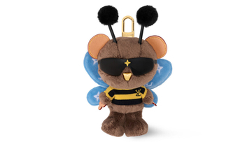 ルイ・ヴィトンの新作メンズバッグチャームは遊び心が満載! アイコニックな蜂のマスコットも