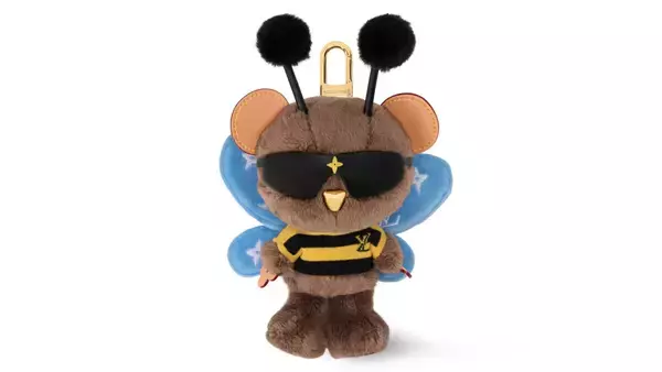 ルイ・ヴィトンの新作メンズバッグチャームは遊び心が満載! アイコニックな蜂のマスコットも