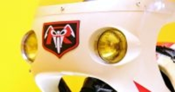 バイクのクイズ 第59回 不思議なエンブレムのバイクに遭遇! 誰が乗っていた? 名前は?