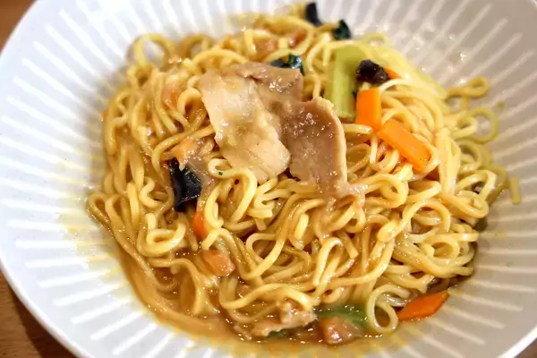 【実食レポ】クオリティ高すぎ! 日清食品「完全メシ DELI オイスターソース仕立ての五目あんかけ焼そば」がハンパじゃない件