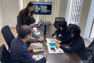 学生デザイナーがORIHICAのセットアップに合わせたトップスを企画、2名のアイデアが4月に商品化