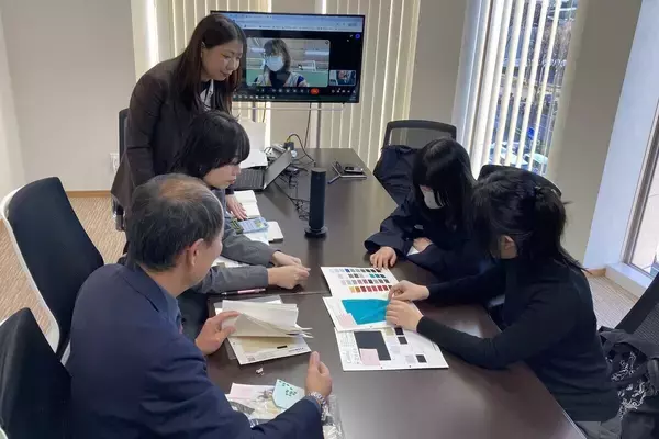 学生デザイナーがORIHICAのセットアップに合わせたトップスを企画、2名のアイデアが4月に商品化