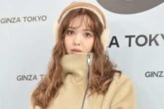 藤田ニコル、スリットから美脚見せ　冬コーデで登場「小顔効果もあるイヤーマフをつけて」