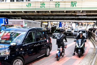 【クイズ】その自転車の乗り方、〇か✕か? 第1回 イヤホン通話ならOK? 4月法改正で知っておきたい自転車ルール○×クイズ
