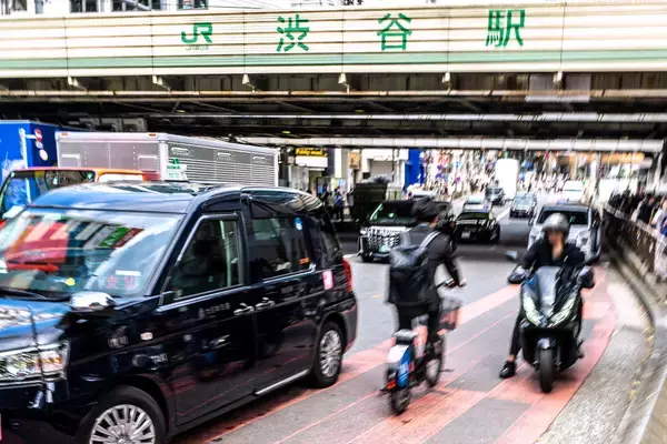 【クイズ】その自転車の乗り方、〇か✕か? 第1回 イヤホン通話ならOK? 4月法改正で知っておきたい自転車ルール○×クイズ