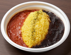 【ファミマ】埼玉最大級のロックフェス「VIVA LA ROCK」とコラボ! 2種類の味が楽しめる「レッド＆ブラックカレー」発売