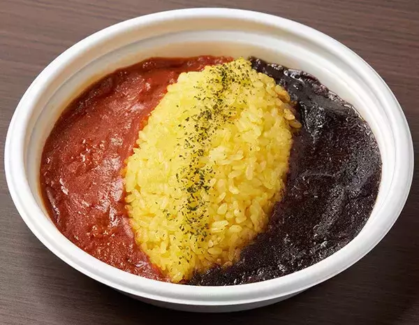 【ファミマ】埼玉最大級のロックフェス「VIVA LA ROCK」とコラボ! 2種類の味が楽しめる「レッド＆ブラックカレー」発売