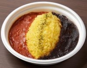 【ファミマ】埼玉最大級のロックフェス「VIVA LA ROCK」とコラボ! 2種類の味が楽しめる「レッド＆ブラックカレー」発売