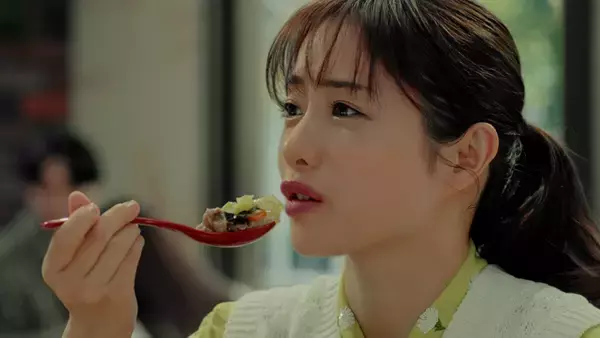 石原さとみさん出演のすき家新TVCM公開 - 「シャキうま塩野菜牛丼」を“ワシワシ”完食