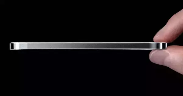 Apple「探す」に対応！　厚さ4.98mmのMagSafeモバイルバッテリー