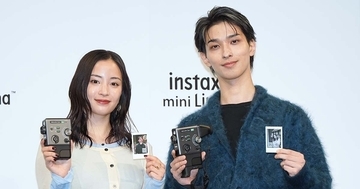 デザインは8mmカメラ風、クラシック風動画が撮れるチェキカメラ「instax mini Evo Cinema」