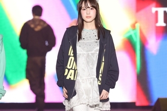 大人っぽいビジュアルで話題の19歳・本田紗来、パーカー&amp;レイヤーフリルで甘辛MIX　トレンドの秋ルックで笑顔