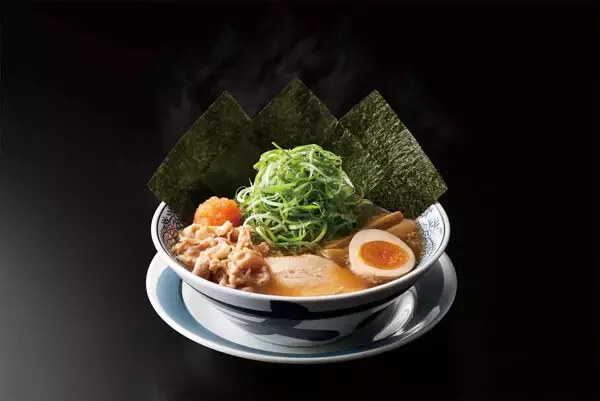 丸源ラーメン、年末年始限定「特製肉そば」発売 - 味玉・チャーシュー・ドッカンねぎなどを贅沢にトッピング