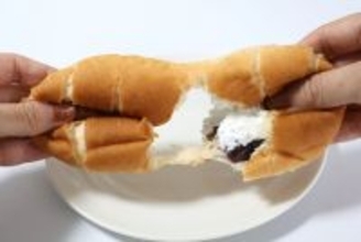 【あなたの想像の10倍もっちりです】ファミマ「超も～っちりパン」新作を食べてみた! "もはや餅"食感の商品も