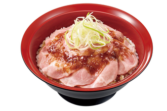すき家、低温加熱で仕上げたしっとりポークに特製だれを合わせた「ローストポーク丼」発売